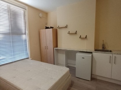 Studio Flat, Sandhurst Road, SE6