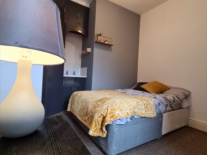 Room in a Shared House, Whitby Road, M14