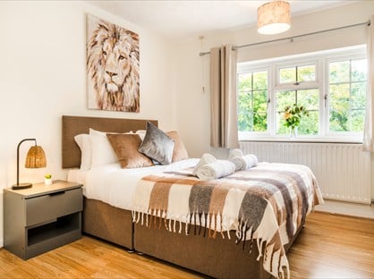 5 Bed Semi-Detached House, Honeysuckle Lane, RH11