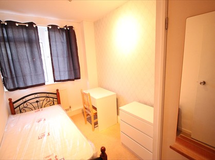 Room in a Shared Flat, Market Square, E14