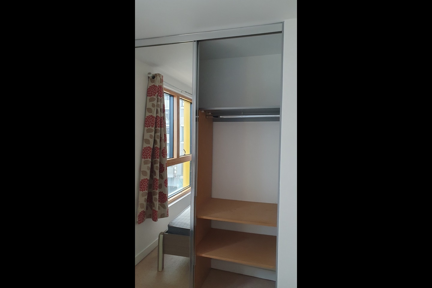 2 Bed Flat, Honister, RG1 photo 2