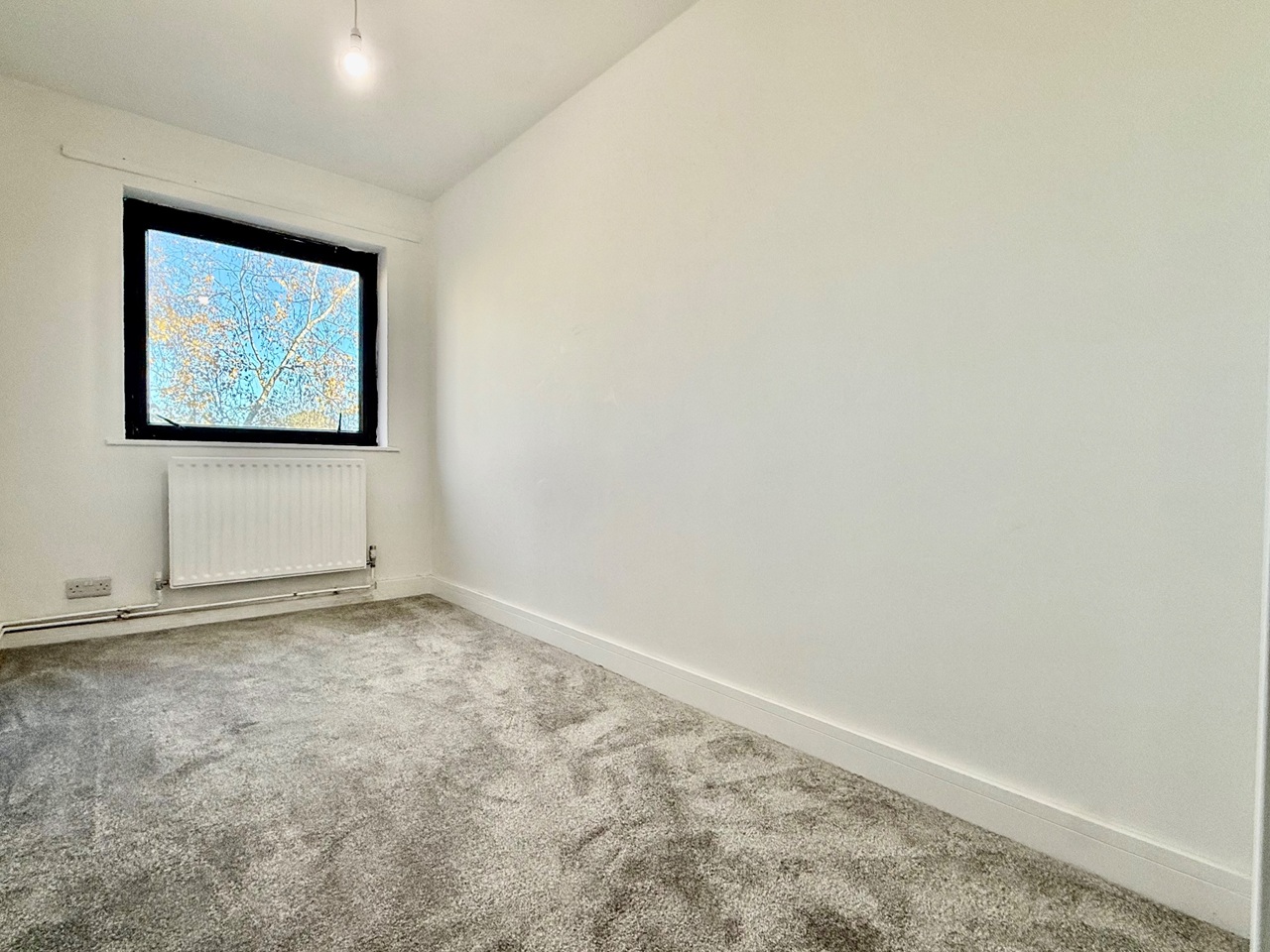 Farnham - 2 Bed Flat, Upper Weybourne Lane, GU9 - To Rent Now for £ ...