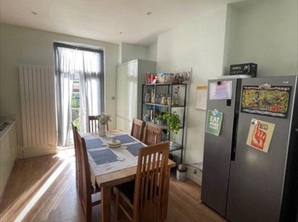 Room in a Shared House, Askew Road, W12