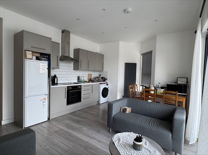 Room in a Shared Flat, Woodcote Road, SM6