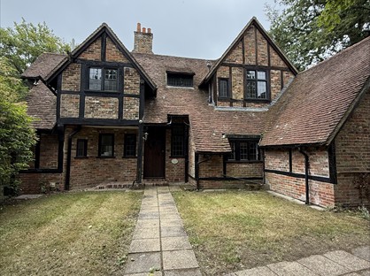 4 Bed Detached House, Esher Place Avenue, KT10