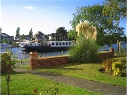 1 Bed Flat, Thames Side, TW18