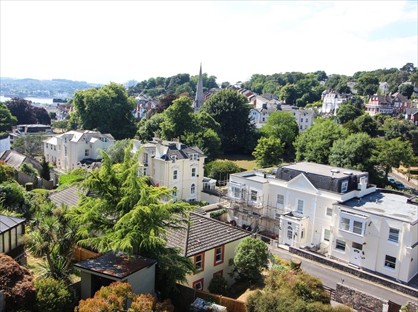 2 Bed Flat, The Lawn, TQ1