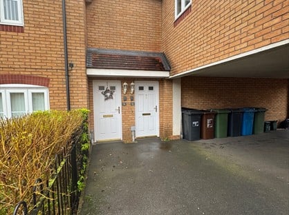 2 Bed Flat, Chequers Close, NN18