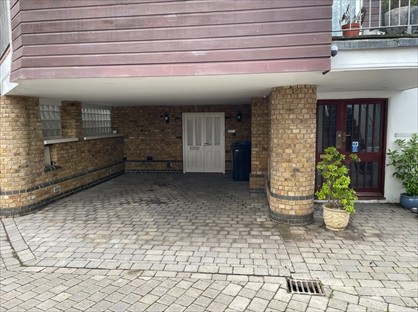 2 Bed Flat, Studio Mews, KT15