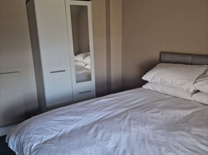 Room in a Shared House, Main Street, CA22
