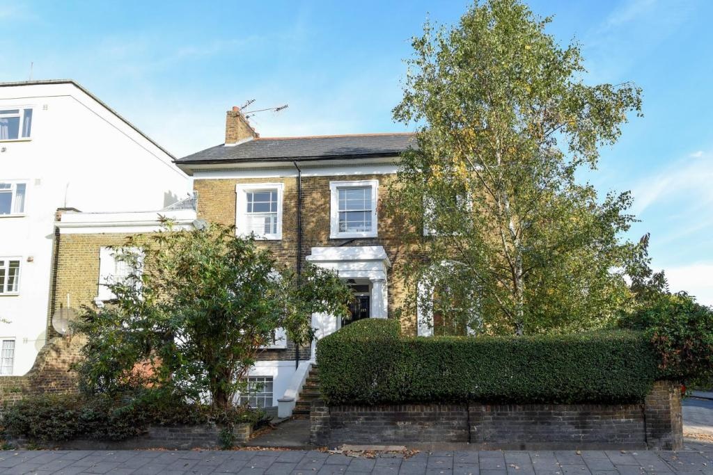 London - 1 Bed Flat, Lansdowne Way, SW8 - To Rent Now for £1,400.00 p/m