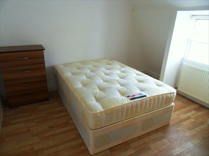 Room in a Shared House, Avenue Road, E7