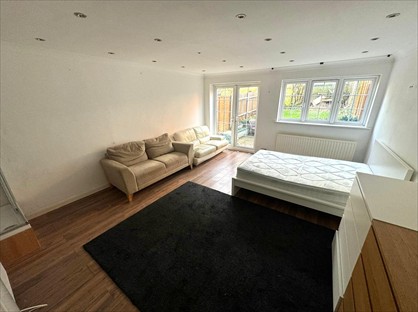 Studio Flat, Guildown Avenue, N12