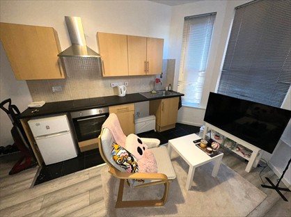 Studio Flat, Thornbury Avenue, SO15