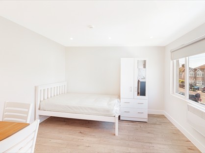 Studio Flat, Chase Road, KT19