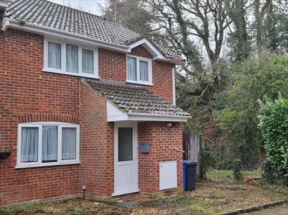 2 Bed Terraced House, Compass Field, RG27