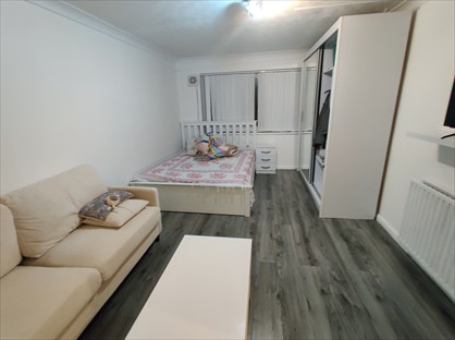 Room in a Shared Flat, Bishops Wood, GU21