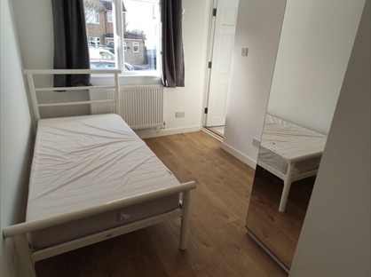 Room in a Shared House, Somerset Avenue, KT9