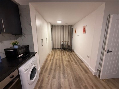 8 Bed Semi-Detached House, Willow Tree Lane, UB4