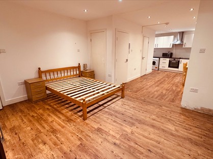 Studio Flat, Park Royal Road, NW10