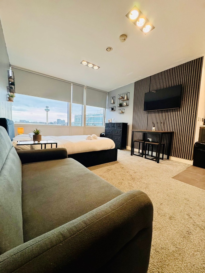 Studio Flat, Strand St, L1, N1 7GU