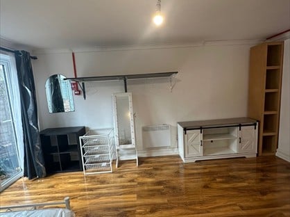 1 Bed Flat, Slades Hill, EN2