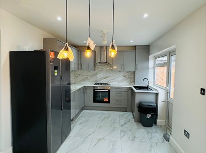 3 Bed End Terrace, High Meadows, IG7