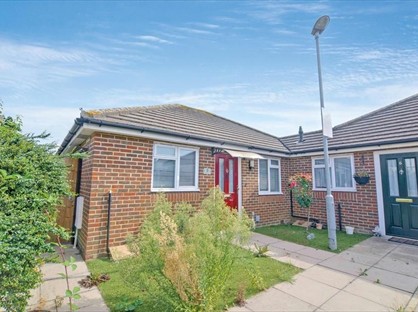 2 Bed Bungalow, Pond Lees Close, RM10