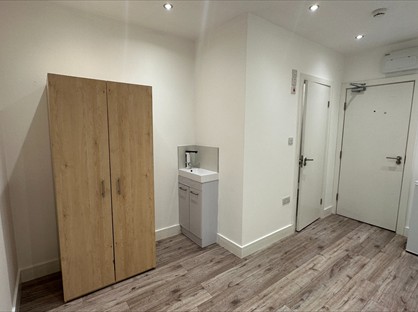 Studio Flat, Monarch Close, TW14