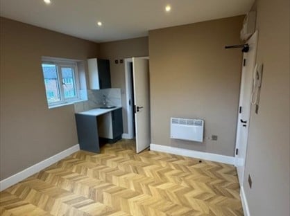 Room in a Shared House, Bankside Drive, KT7