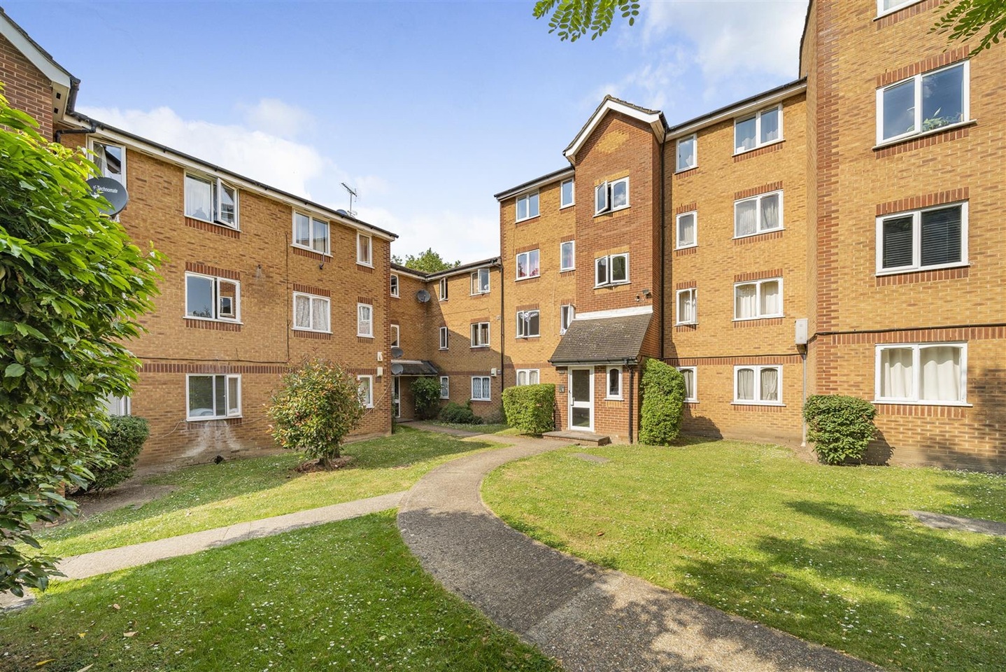 London - 2 Bed Flat, Inwen Court, SE8 - To Rent Now for £1,800.00 p/m