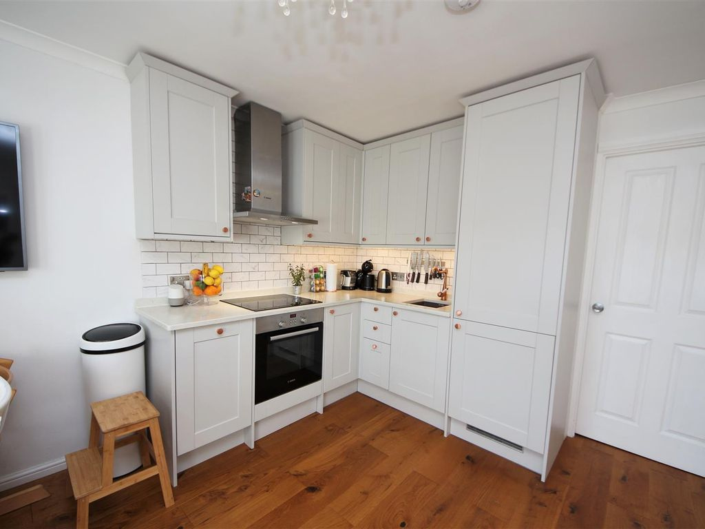 2 Bed Flat, Cambridge, CB4 photo 2