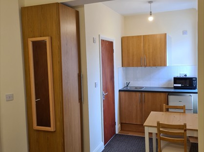 Studio Flat, Elmhurst Road, SL3