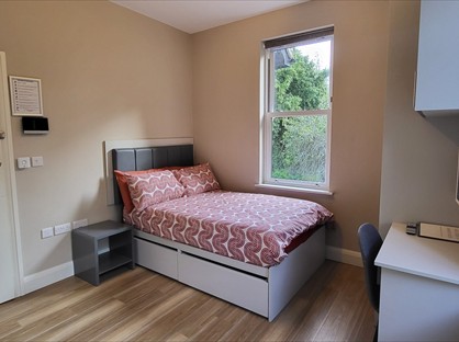 Studio Flat, Redwood Drive, KT19