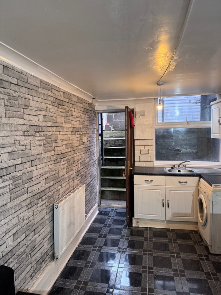 Additional image 3 of Studio Flat, Basement Studio, LS12, N1 7GU