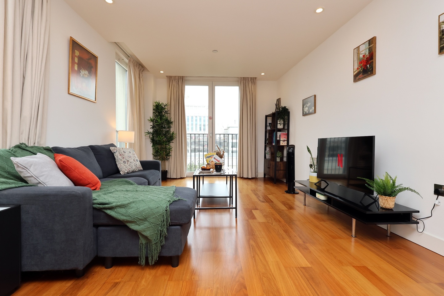 1 Bed Flat, The Hayes, CF10 photo 2