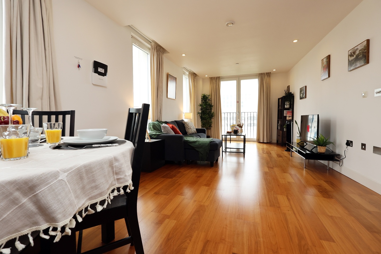 1 Bed Flat, The Hayes, CF10 photo 4