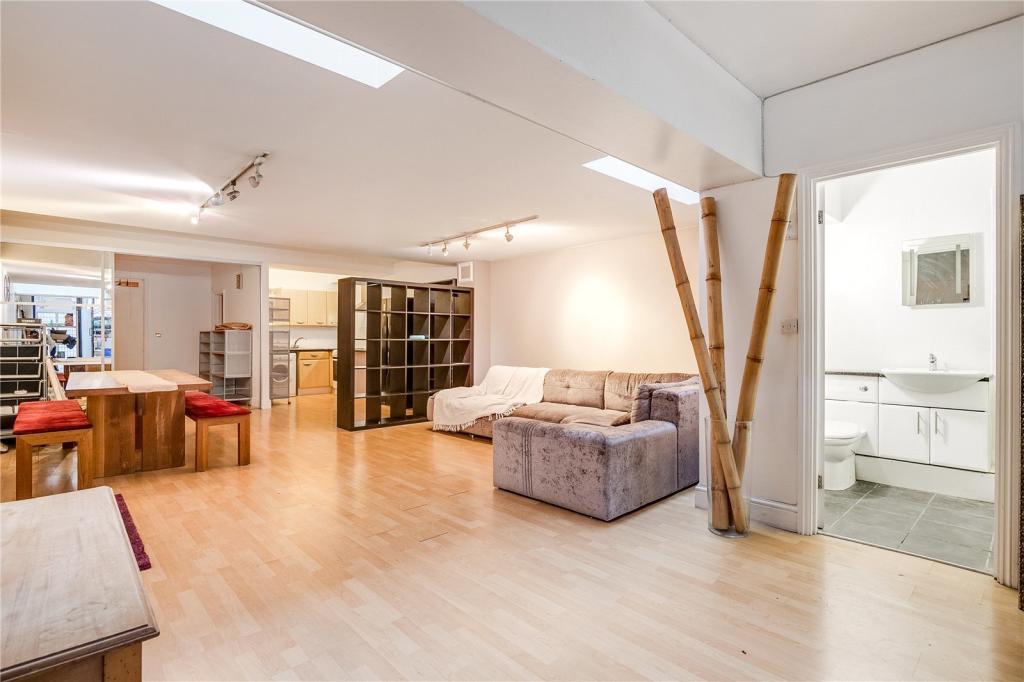 2 Bed Flat, Plantation Wharf, SW11, N1 7GU
