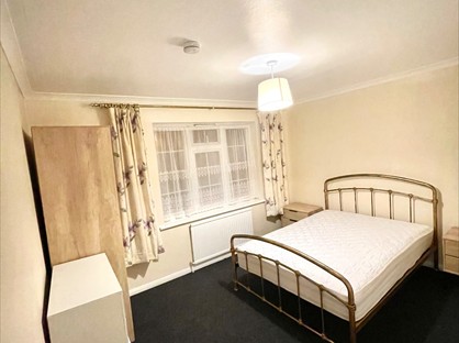 Room in a Shared House, Rickards Close, KT6