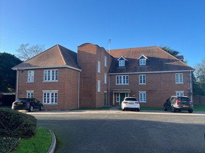 2 Bed Flat, Wheatstone Close, SL3