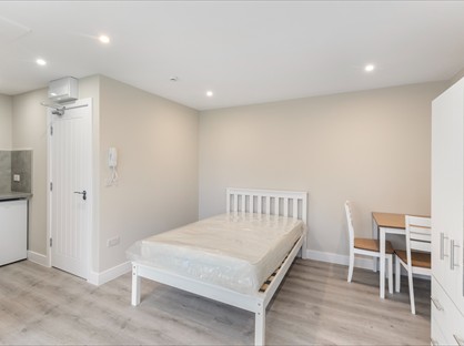 Studio Flat, Hythe Park Road, TW20