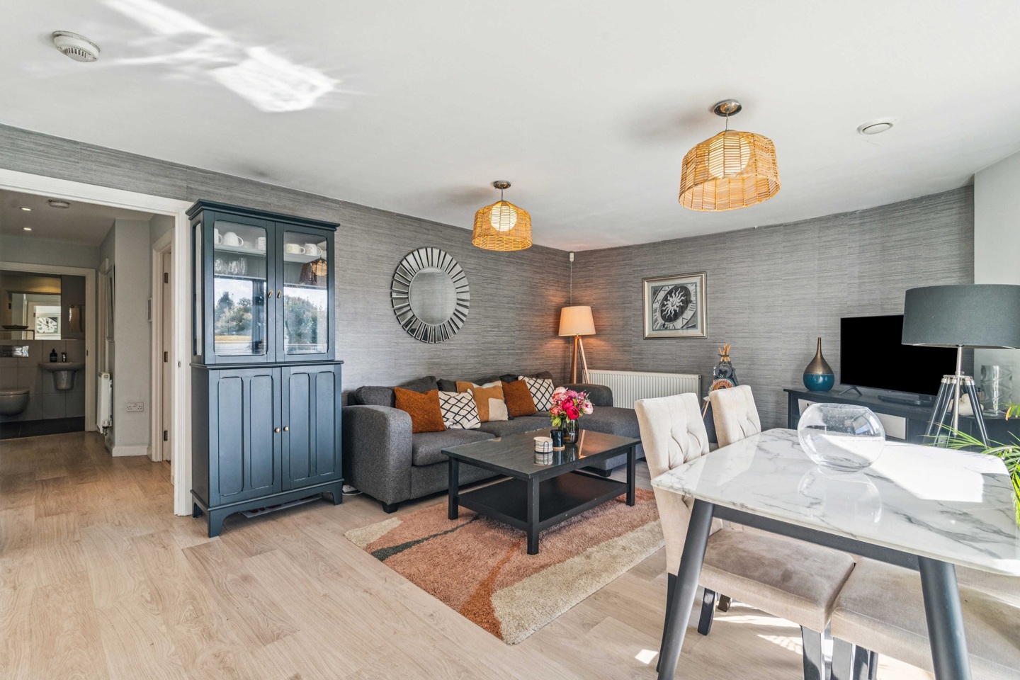 2 Bed Flat, Banister Road, W10 photo 3