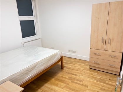 Room in a Shared House, Very Near Adelaide Road Area, W13