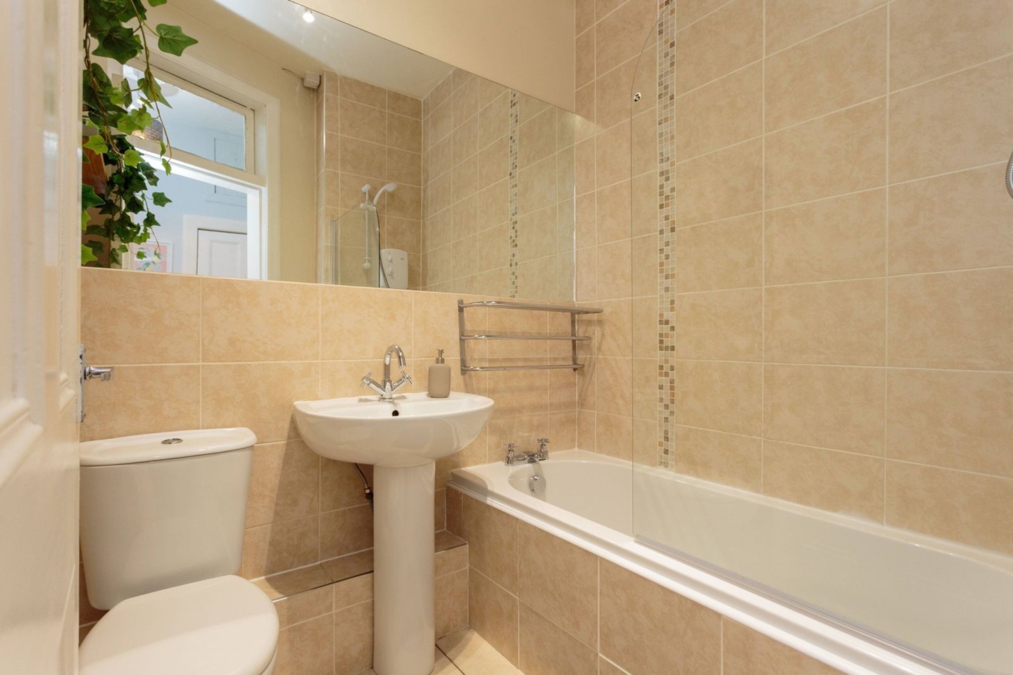 1 Bed Flat, Burns Place, EH6 photo 3