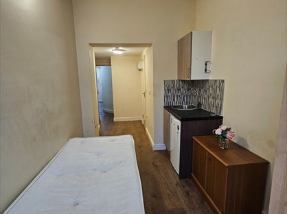 Studio Flat, Swan Close, TW13