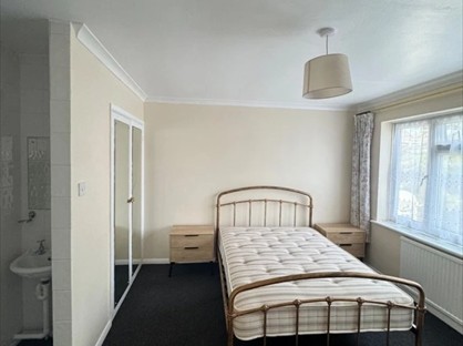 Room in a Shared House, Rickards Close, KT6