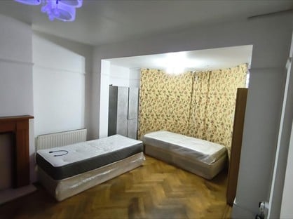 Room in a Shared House, Romford Road, IG7