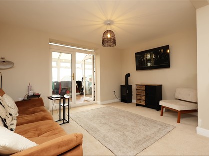 3 Bed Semi-Detached House, Maen Gilfach, CF46