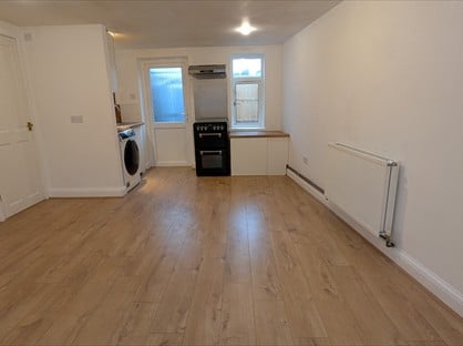 Studio Flat, West Molesey, KT8