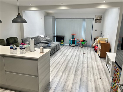 Room in a Shared House, Woodman Path, IG6